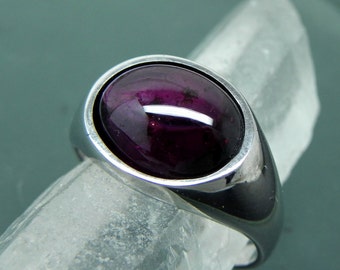 AAAA Naturalny granat rodolitowy nieobrobiony kaboszon 12 x 10 mm 5,54 karatów w pierścionku z 14-karatowego białego złota. 1355 DDD