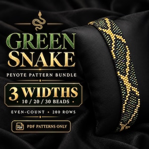 Op de afbeelding: Een peyote patroonbundel met een groen slangontwerp. De tekst luidt GREEN SNAKE PEYOTE PATTERN BUNDLE, 3 WIDTHS 10 / 20 / 30 BEADS, EVEN-COUNT 200 ROWS en PDF PATTERNS ONLY. Een kralenarmband met een goud en groen schubbenpatroon is getoond.