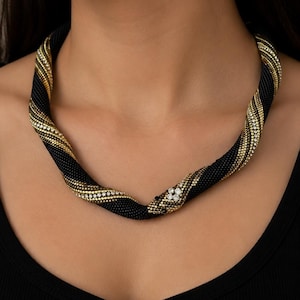 Slangenchoker met kralen: goudkristalaccent, gehaakte ketting met kralen