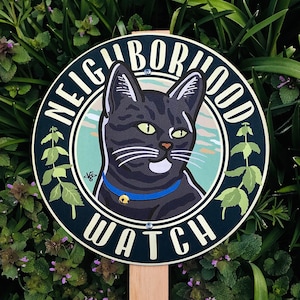 Panneau de jardin Neighborhood Watch mettant en vedette un chat tigré noir