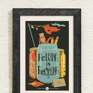 Peut inclure: Une affiche de style vintage avec un fond vert foncé représentant trois bocaux en verre remplis de divers objets. Les bocaux sont étiquetés "Réutiliser c'est recycler". L'affiche fait partie de la "House Hold Poster Series" et présente le texte "Vicky Garden Presents".