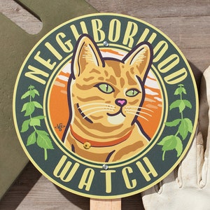 Panneau de jardin de surveillance de quartier avec orange tabby