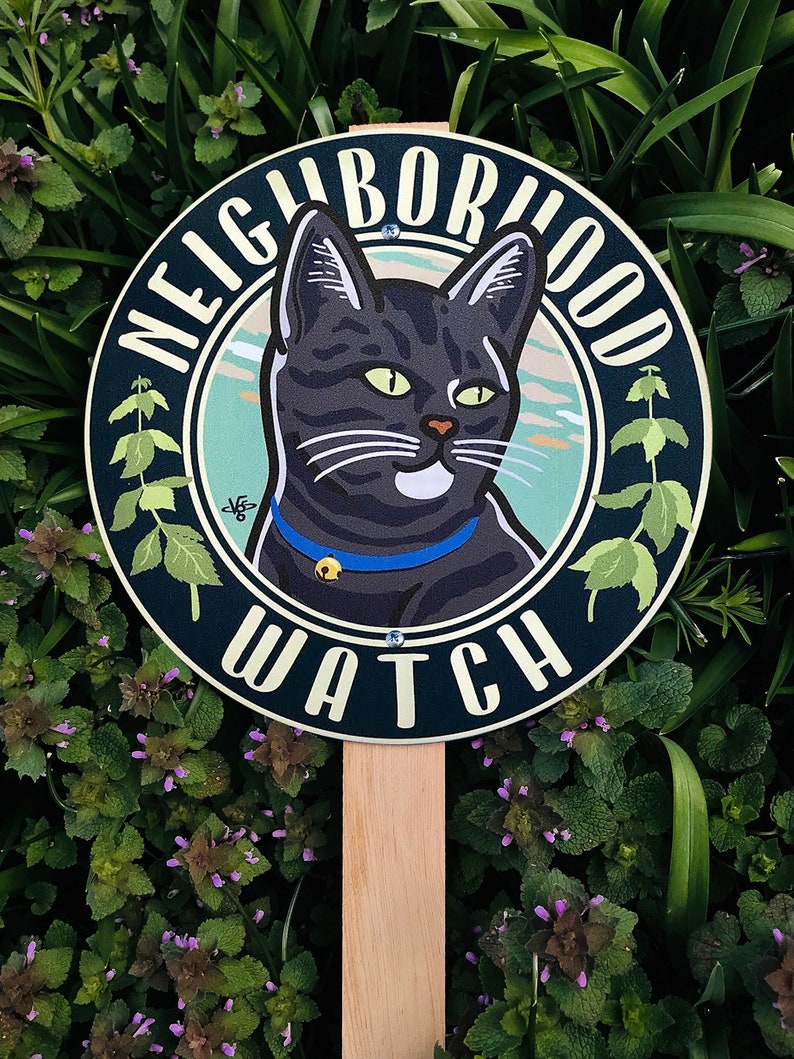 Neighborhood Watch Garden Sign Featuring Black Tabby Cat immagine 1