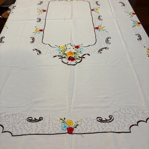 Vintage gestickte Blumen Tischdecke mit gezackter Borte