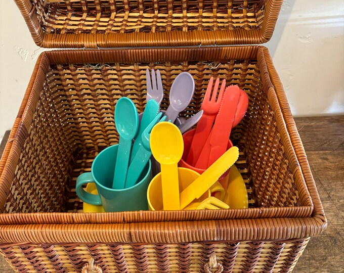 Wicker Picnic Basket With Set of 4 Pastel Dishes, Cups, and Cutlery - Etsy