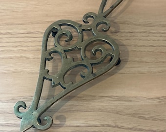 Salvamanteles de latón vintage para tetera