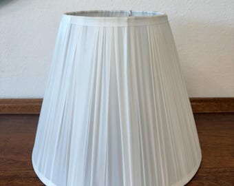 Weißer plissierter Lampenschirm