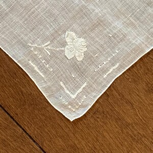 Weißes Vintage Taschentuch bestickt