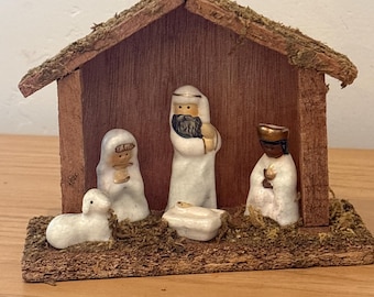 Belén de cerámica antiguo con pesebre