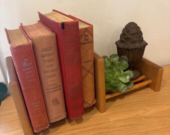 Soporte ajustable para estante de libros.