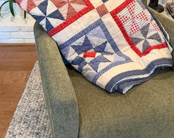 patriotic-themed hand Quilted throw quilt features a patchwork design