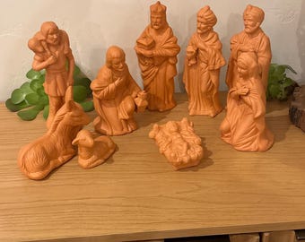 Belén de terracota con velas de estilo colonial antiguo