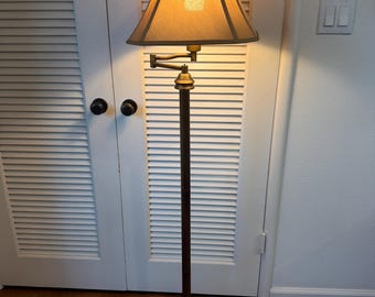 Lampada da terra vintage in ottone con braccio orientabile e paralume plissettato.