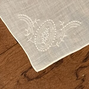 Vintage Embroidered Oval Handkerchief