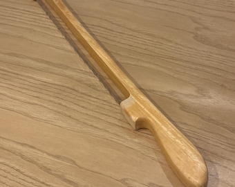 nóż do chleba z ząbkami i smyczkiem