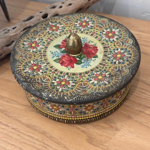 Vintage decorative biscuit tin canister made in Holland