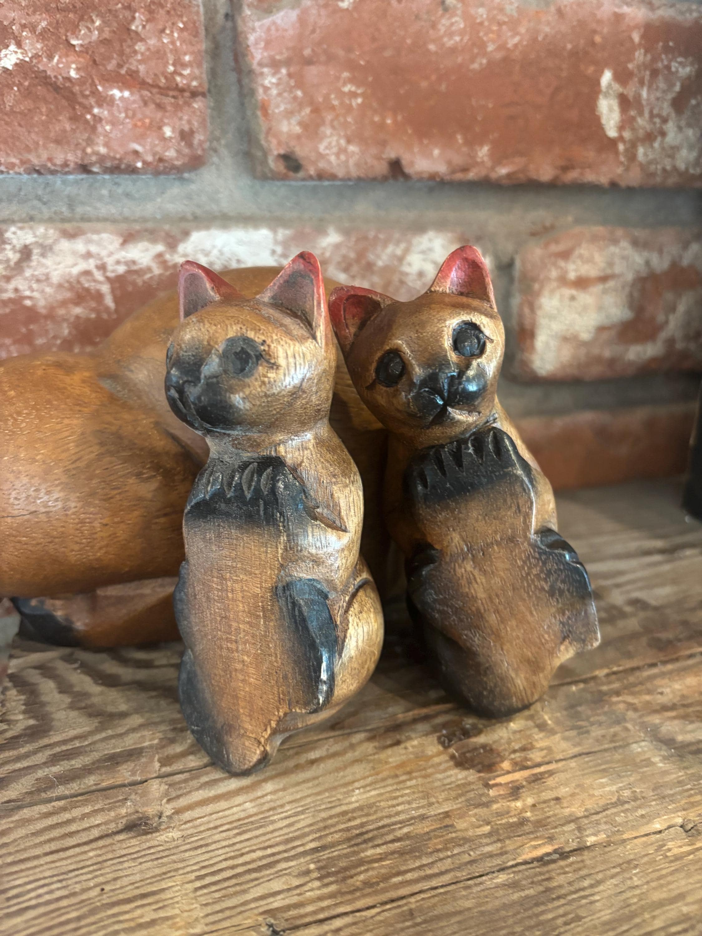 棚の上の置物から覗くヴィンテージの木彫りの猫と子猫 - Etsy 日本