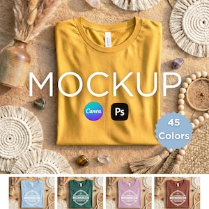 Puede incluir: Maqueta de camiseta amarillo mostaza con la palabra "MOCKUP" en letras blancas grandes. La camiseta está rodeada de elementos decorativos, incluyendo un jarrón, cristales y detalles de macramé. La imagen también incluye los logotipos de Canva y Photoshop.