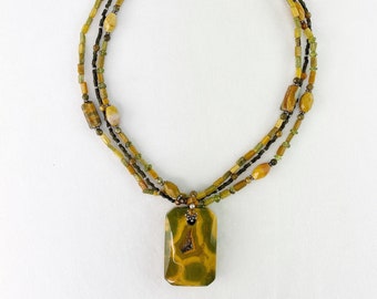 Jaspe de la selva tropical con collar colgante de inclusión de cristal