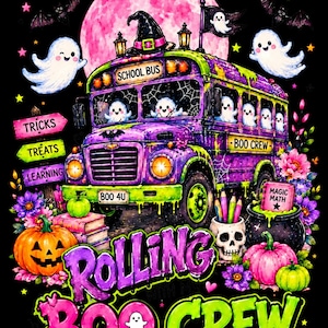Può includere: Un'illustrazione grafica con uno scuolabus viola e verde con fantasmi alle finestre, una luna rosa, zucche, un portapenne a forma di teschio e cartelli con TRICKS, TREATS, LEARNING, MAGIC MATH, con il testo ROLLING WITH MY BOO CREW.