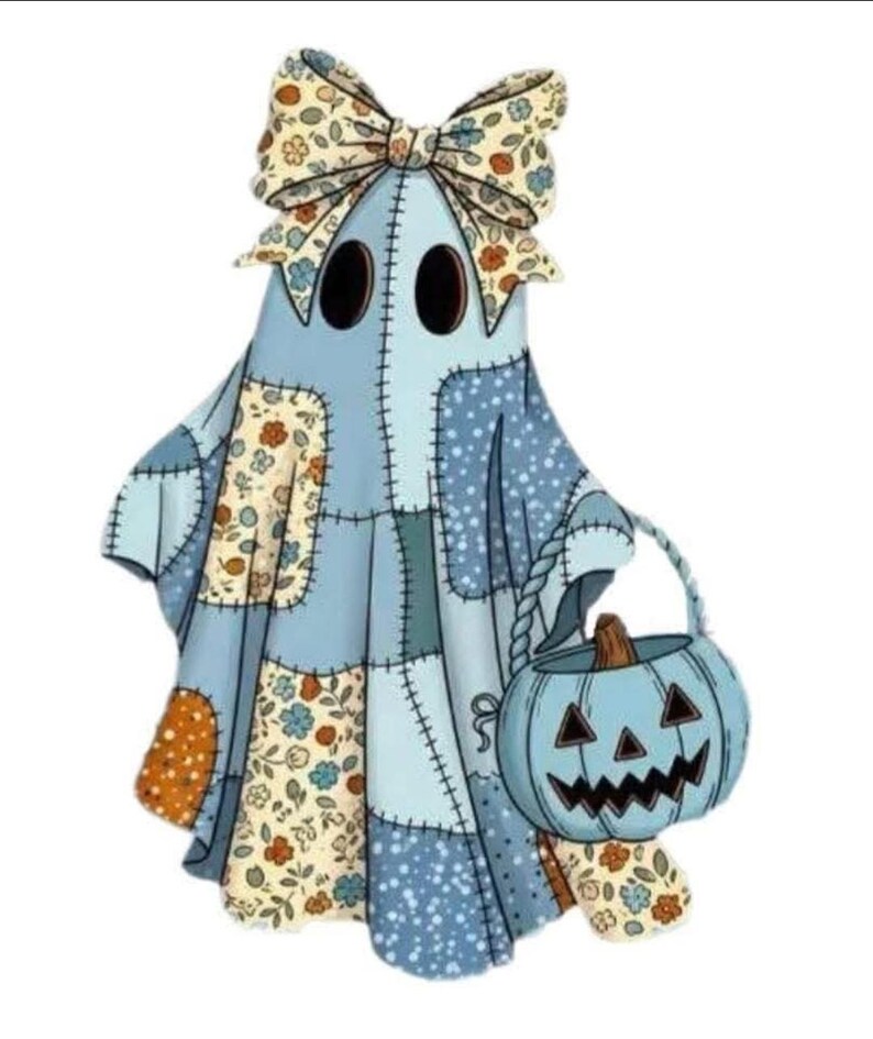 K&ouml;nnte beinhalten: Ein geisterf&ouml;rmiger Wandbehang mit einem Patchwork-Design aus hellblauen, cremefarbenen und orangefarbenen Blumenmustern. Der Geist hat zwei dunkle ovale Augen, eine gro&szlig;e Schleife auf dem Kopf und tr&auml;gt einen hellblauen K&uuml;rbiseimer mit Gesicht.