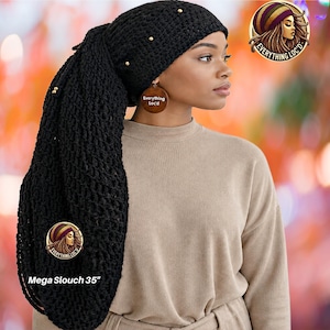 Peut inclure: Chapeau mega slouch noir au crochet avec des accents dorés, 89 cm de long. Le chapeau présente un design long et drapé et est orné de petites perles dorées. Fait partie de la collection "Everything Loc'd".