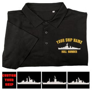 以下が含まれることがあります： 襟付き半袖の黒いポロシャツ。シャツには「YOUR SHIP NAME」と「HULL NUMBER」の文字が金色で、船のシルエットがデザインされています。「CUSTOM YOUR SHIP」の文字は赤色です。