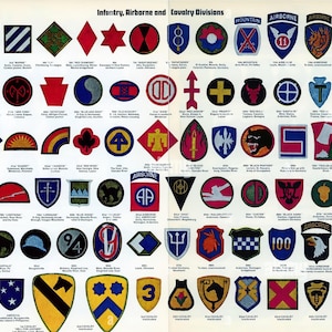K&ouml;nnte beinhalten: Eine Sammlung milit&auml;rischer Abzeichen, darunter Infanterie-, Luftlande- und Kavalleriedivisionen. Die Abzeichen weisen verschiedene Formen, Farben und Designs auf, wie Sterne, Schilde und geometrische Muster. Text enth&auml;lt "Infantry, Airborne and Cavalry Divisions".