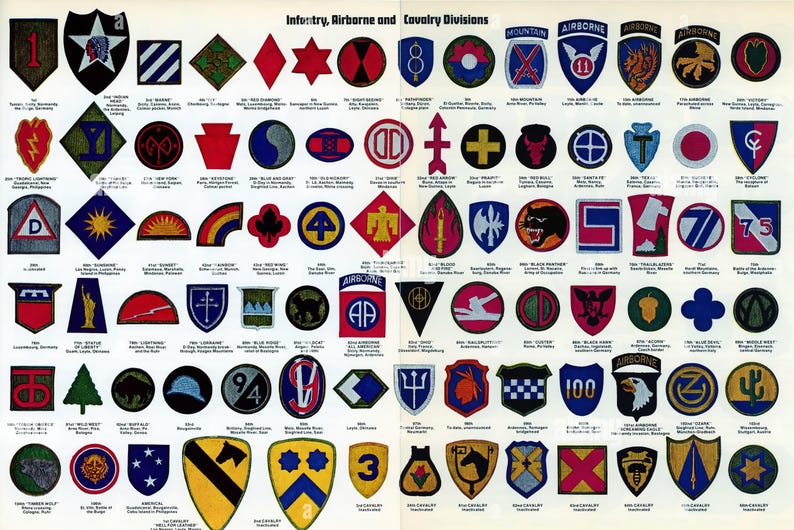 K&ouml;nnte beinhalten: Eine Sammlung milit&auml;rischer Abzeichen, darunter Infanterie-, Luftlande- und Kavalleriedivisionen. Die Abzeichen weisen verschiedene Formen, Farben und Designs auf, wie Sterne, Schilde und geometrische Muster. Text enth&auml;lt "Infantry, Airborne and Cavalry Divisions".