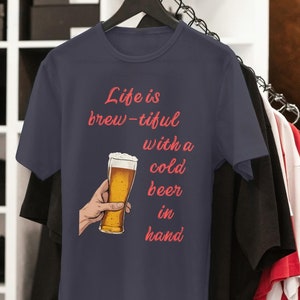 La vida es deliciosa con una cerveza fría en la mano, camiseta de cerveza, camiseta de cerveza, camiseta para amantes de la cerveza, regalo para amantes de la cerveza, camiseta gráfica, cerveza fría, unisex