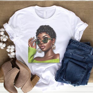 Puede incluir: Camiseta blanca con un gráfico de una mujer con el pelo corto y rizado que lleva gafas de sol verdes y un jersey verde lima.