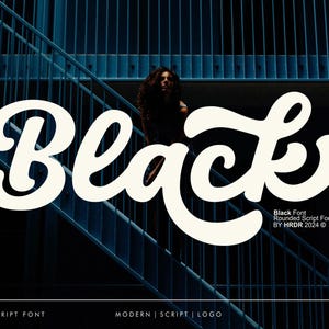 Peut inclure: Police d'écriture blanche en script qui dit "Black." La police est arrondie et a un style moderne. Le texte est sur un fond bleu foncé avec une balustrade en métal.