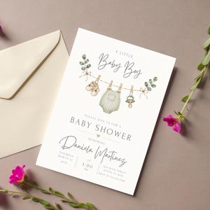 Puede incluir: Una tarjeta de invitaci&oacute;n blanca para baby shower con ilustraciones en acuarela de zapatitos, un mameluco verde y un chupete colgados de una cuerda con hojas de eucalipto. El texto dice A LITTLE BABY BOY, PLEASE JOIN US FOR A BABY SHOWER, HONORING DANIELA MARTINEZ, SATURDAY MARCH 22 2025 AT 3:00 PM, 1234 MAIN STREET AUSTIN TX 78701, RSVP TO 512.555.0198.