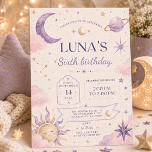Op de afbeelding: Een rechthoekige verjaardagsuitnodiging met een hemels thema, voorzien van een paarse maansikkel, een planeet met ringen, een zon en roze wolken. De tekst luidt: LUNA'S Sixth birthday, Sunday September 14 2025, 2:30 PM to 5:00 PM, The Moonlit Garden 789 Starlight Lane Charlotte, NC 28209, RSVP to Mom 704-555-2847 by September 1st.