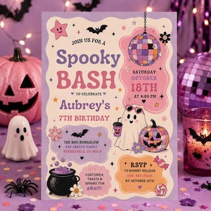 Pode incluir: Um cartão de convite retangular para uma festa de aniversário Spooky Bash. O design apresenta uma bola de discoteca, um fantasma com óculos em forma de coração, uma abóbora, um caldeirão, morcegos e estrelas em tons de roxo, rosa e laranja.