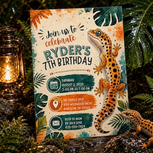 Peut inclure: Une carte d'invitation d'anniversaire rectangulaire avec une illustration de gecko léopard, des motifs de feuilles de jungle et le texte Join us to celebrate Ryder's 7th Birthday, Saturday August 2, 2025, 3:00 PM to 7:00 PM, The Jungle Spot.