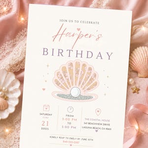 Può includere: Un invito di compleanno rosa chiaro con la scritta "Harper's Birthday". L'invito presenta una grafica a conchiglia con una perla e dettagli floreali. Dettagli: data, ora e luogo: The Coastal House, Laguna Beach, CA.