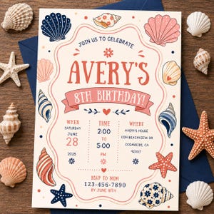 Op de afbeelding: Een rechthoekige verjaardagsuitnodiging met een crèmekleurige achtergrond en illustraties van schelpen en zeesterren in roze en marineblauw. De tekst luidt Avery's 8th Birthday, met details voor 28 juni 2025, van 14:00 tot 17:00 uur, 1234 Beachview Dr, Oceanside, CA 92057.
