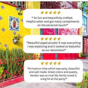 Puede incluir: Un exterior vibrante con paredes amarillas adornadas con azulejos decorativos y una puerta roja. Burbujas de texto muestran rese&ntilde;as de clientes con calificaciones por estrellas. Plantas verdes y una l&aacute;mpara decorativa completan la escena.