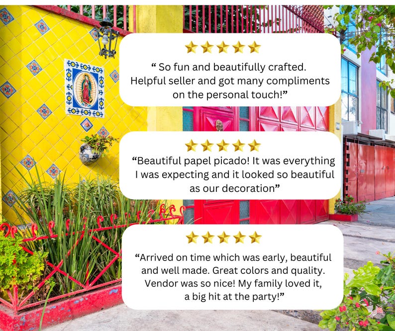 Puede incluir: Un exterior vibrante con paredes amarillas adornadas con azulejos decorativos y una puerta roja. Burbujas de texto muestran rese&ntilde;as de clientes con calificaciones por estrellas. Plantas verdes y una l&aacute;mpara decorativa completan la escena.