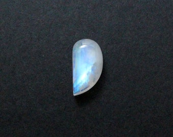 Rainbow moonstone 7.20 carat loose gemstone