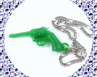 Vintage verde juguete pistola revólver plástico gumball premio encanto colgante collar ÚLTIMO