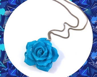 Vintage azul plástico rosa flor colgante collar de plata ÚLTIMO