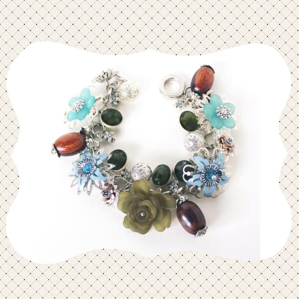Olijfgroen blauwe en bruine bedelarmband met bloemkralen LAATSTE