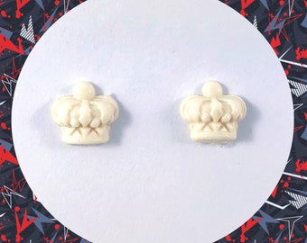 Vintage cream off white queen royal crown plastic stud earrings