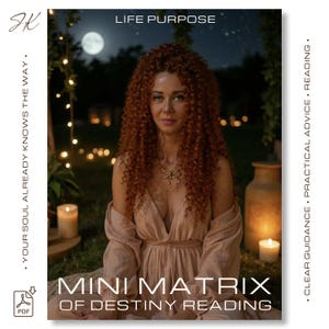 Può includere: Una donna con i capelli rossi ricci è il punto focale di questa immagine. Il testo "LIFE PURPOSE" è in alto e "MINI MATRIX OF DESTINY READING" in basso. L'immagine include anche il testo "YOUR SOUL ALREADY KNOWS THE WAY" e "CLEAR GUIDANCE. PRACTICAL ADVICE. READING."