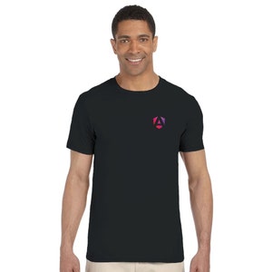 Puede incluir: Una camiseta negra con un pequeño logotipo colorido en el pecho izquierdo. El logotipo es una forma geométrica con un degradado de rosa, morado y azul.