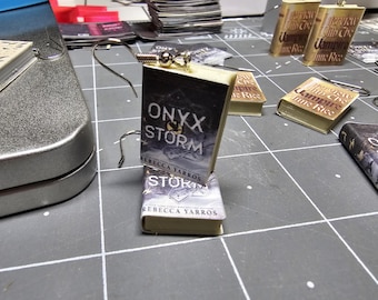Brincos Mini Book Onyx Storm