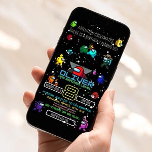 以下が含まれることがあります： スマートフォンには、Among Usをテーマにした誕生日招待状が表示されています。黒い背景には漫画のキャラクターと「ATTENTION CREWMATES, THERE IS A BIRTHDAY AMONG US！」というテキストが表示されています。招待状はオリバーの8歳の誕生日用です。