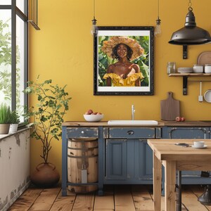 Puede incluir: Una pintura enmarcada de una mujer con un gran sombrero de paja y un vestido amarillo, de pie en un entorno tropical. La pintura está colgada en una pared amarilla en una cocina con armarios azules.